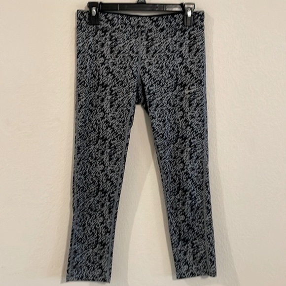 Nike Women Leggings Small Grey & Black Geometric Dri Fit Workout Athleisure - Picture 1 of 12